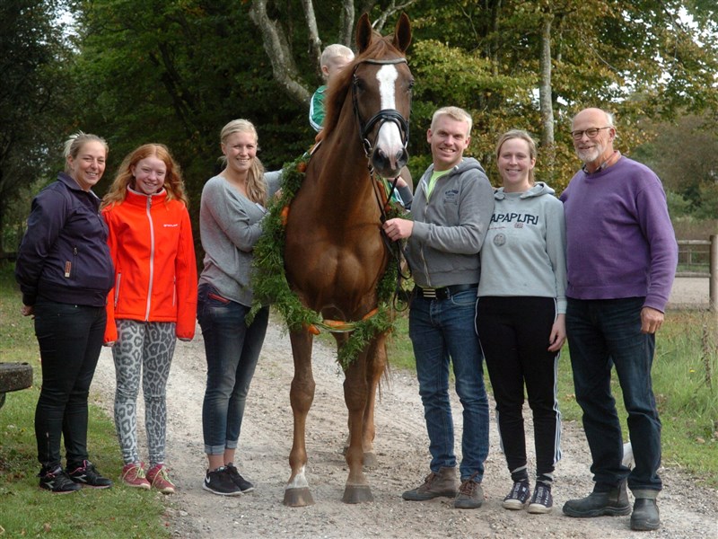 Teamet bag succeen fejres med gullerodskransning..fra venstre Ane Stolze, Anne French, Keshia, Christian og Kia V,Daniel,Sidse og Ole