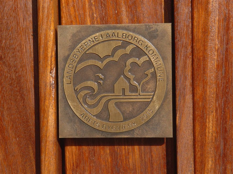 Bronceplakette ved hovedindgangen